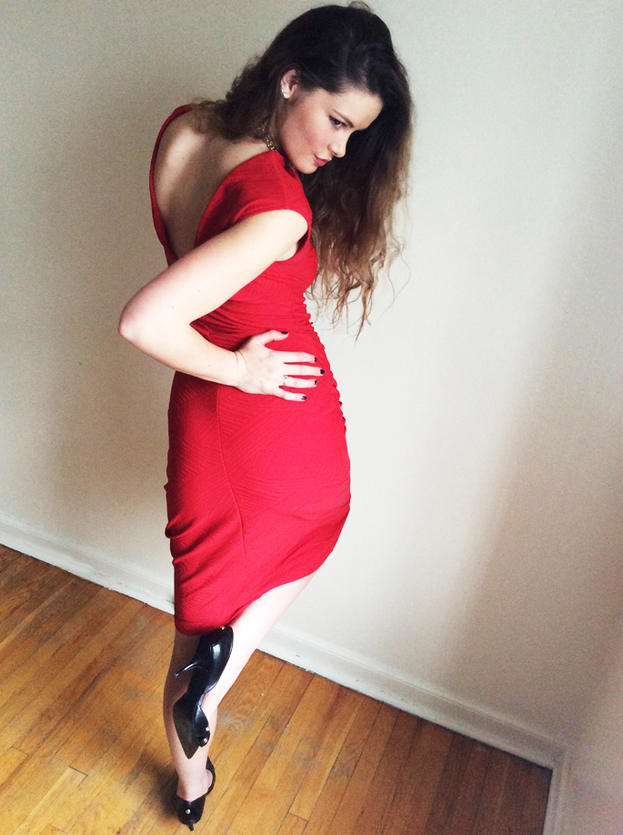 24-Mona_Lucero_Red_Knit_Shift_Dress_V-Back-4